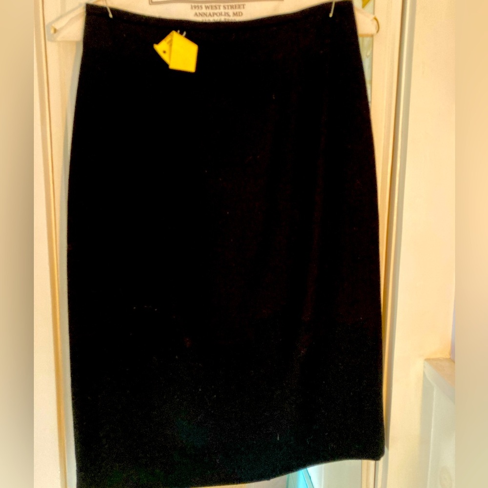 Black lightweight wool pencil skirt. Sz 6 EVAN-PICONE